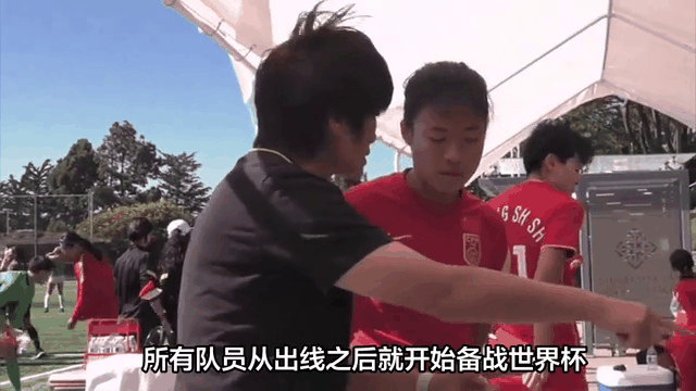 女足比赛现场观众热情高涨，掌声如潮的简单介绍