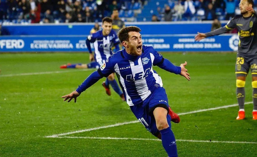 包含沃尔夫斯堡队防线漏洞暴露，前途堪忧的词条