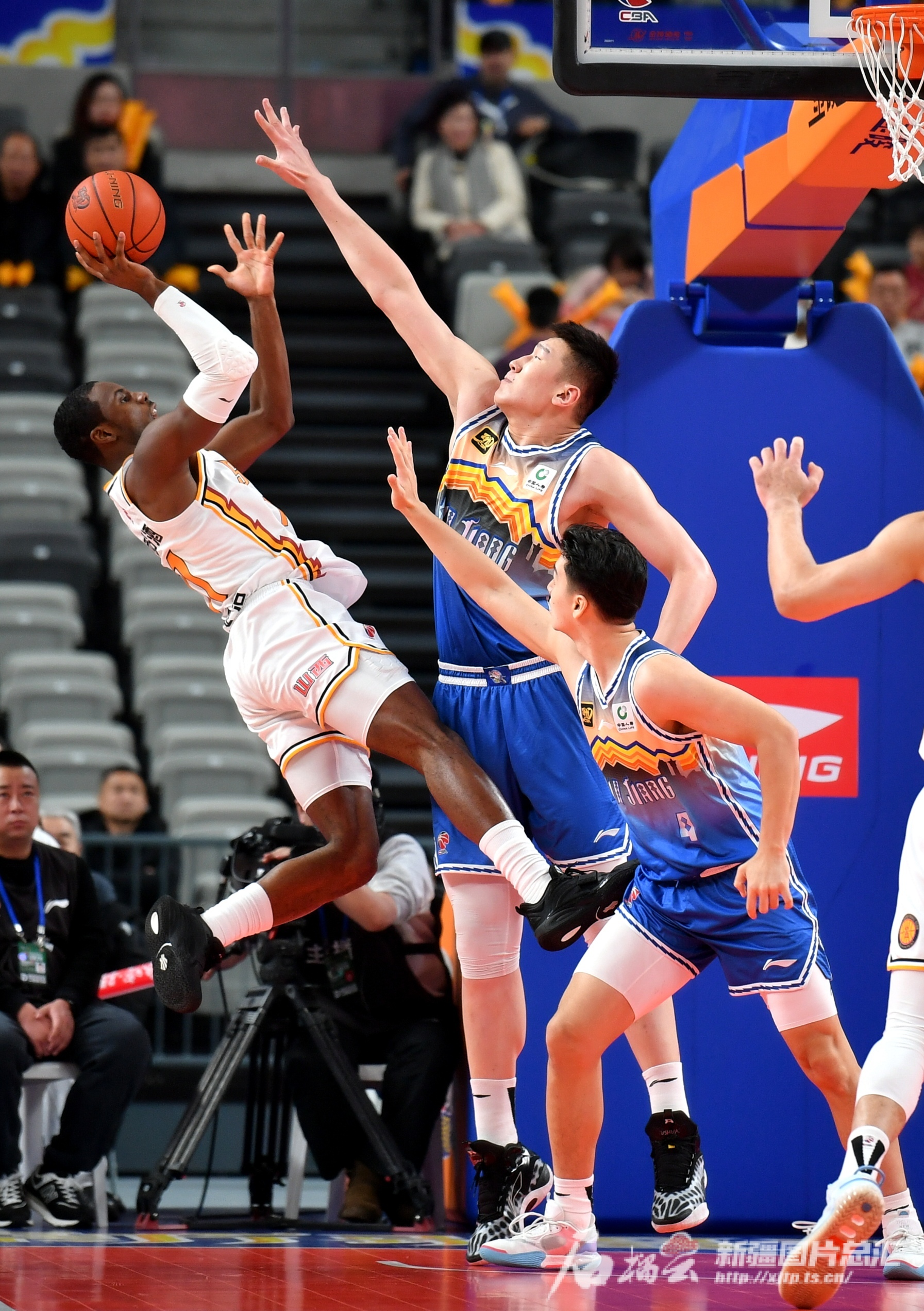 新疆男篮主场击败北京首钢队，取得比赛胜利