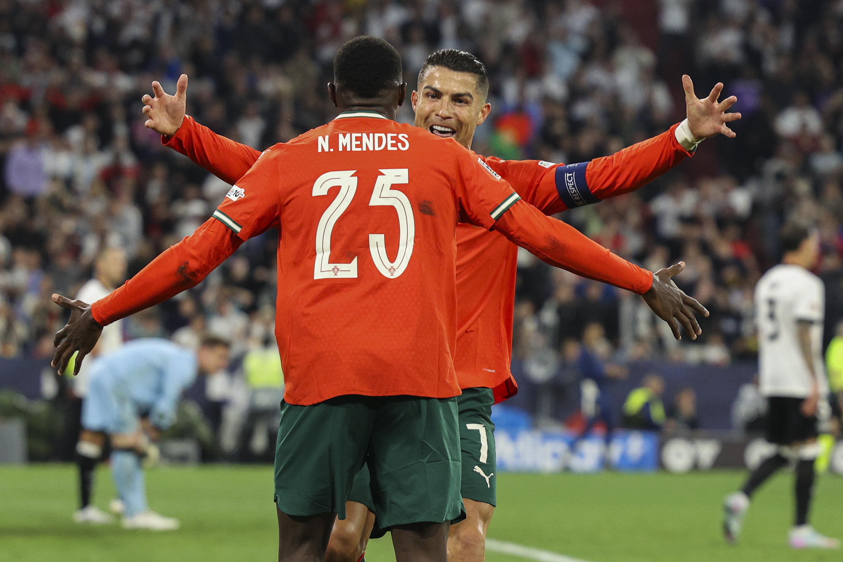 欧国联比赛：球员点赞和掌声不断的简单介绍