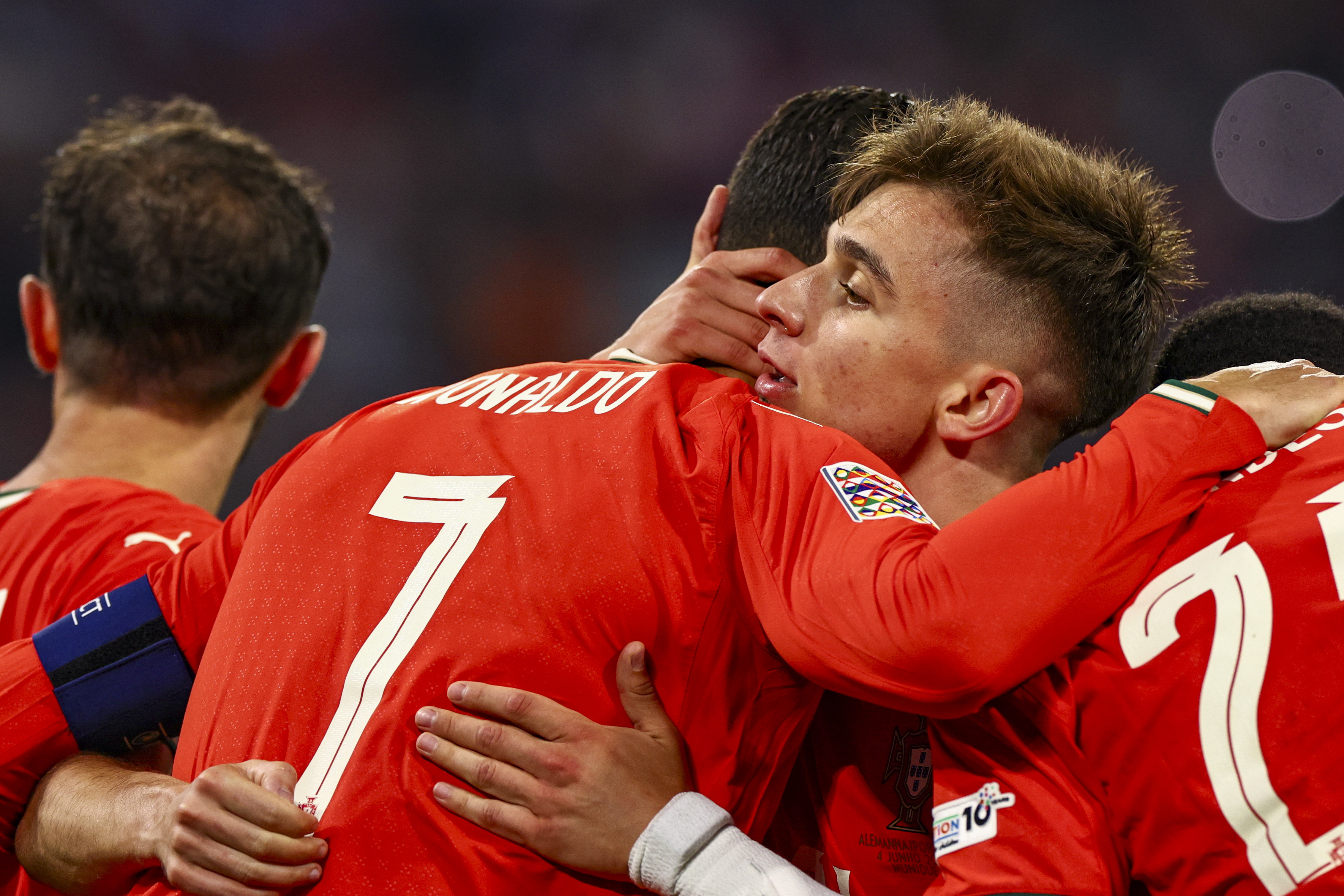 欧国联比赛：球员点赞和掌声不断的简单介绍