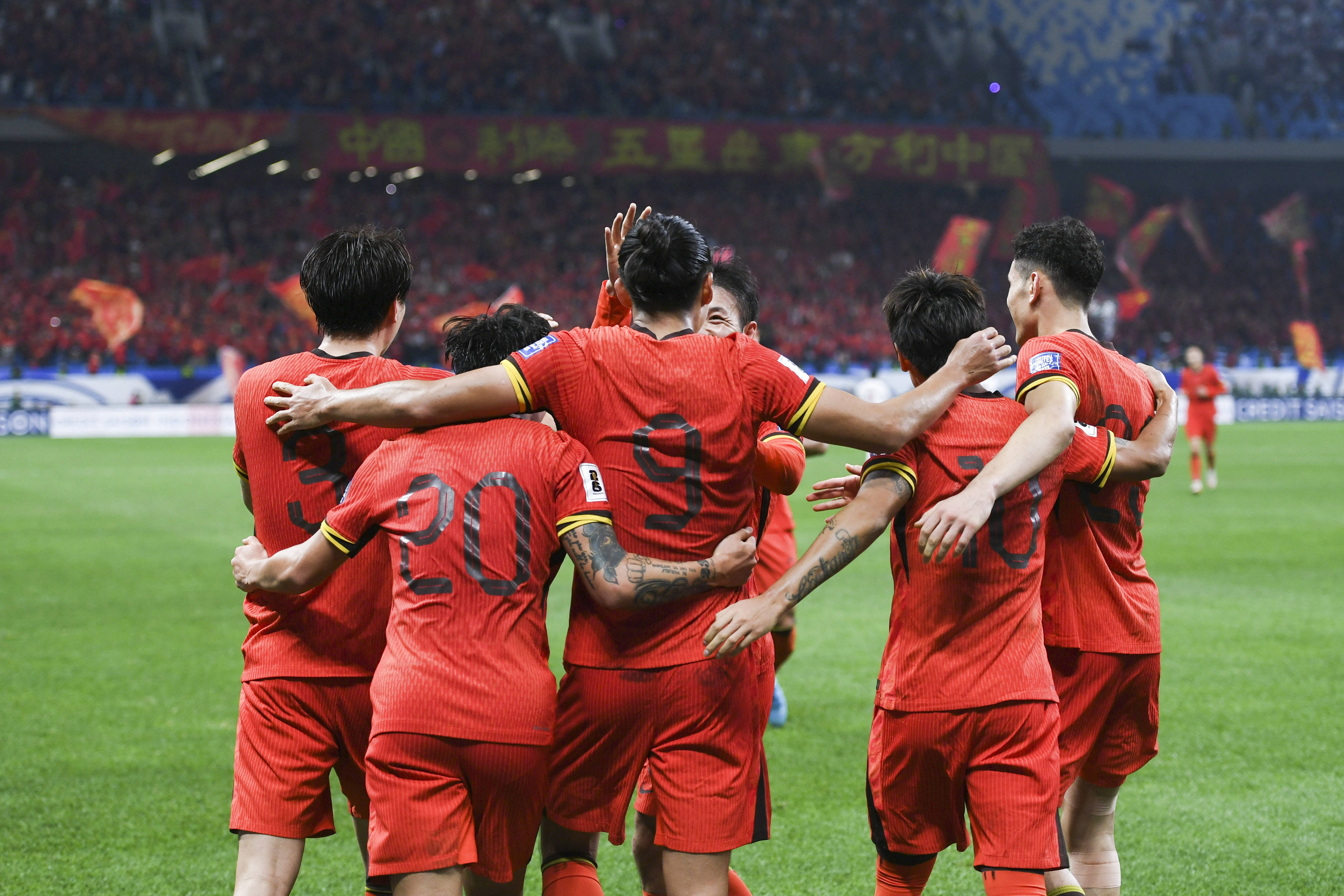 国内足球又迎激烈对决!顶尖球队争夺胜利的简单介绍 国内足球又迎激烈对决!顶尖球队争夺胜利的简单介绍