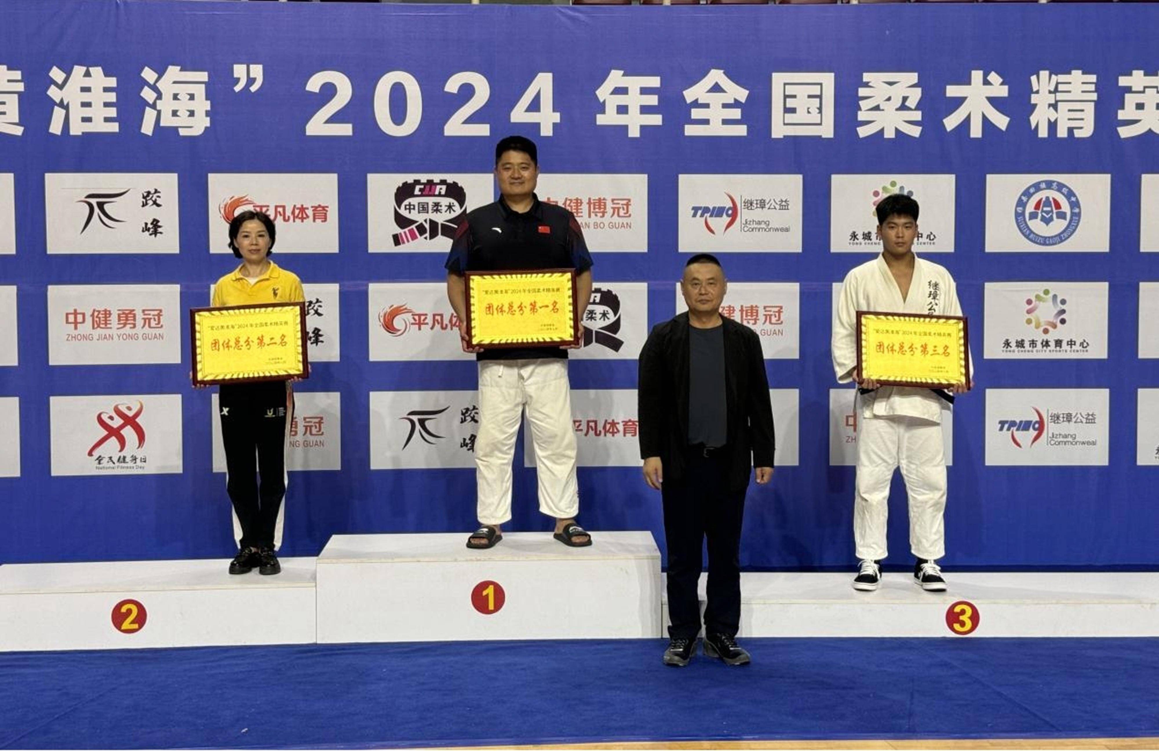 击败强敌！柔道比赛选手喜获金牌