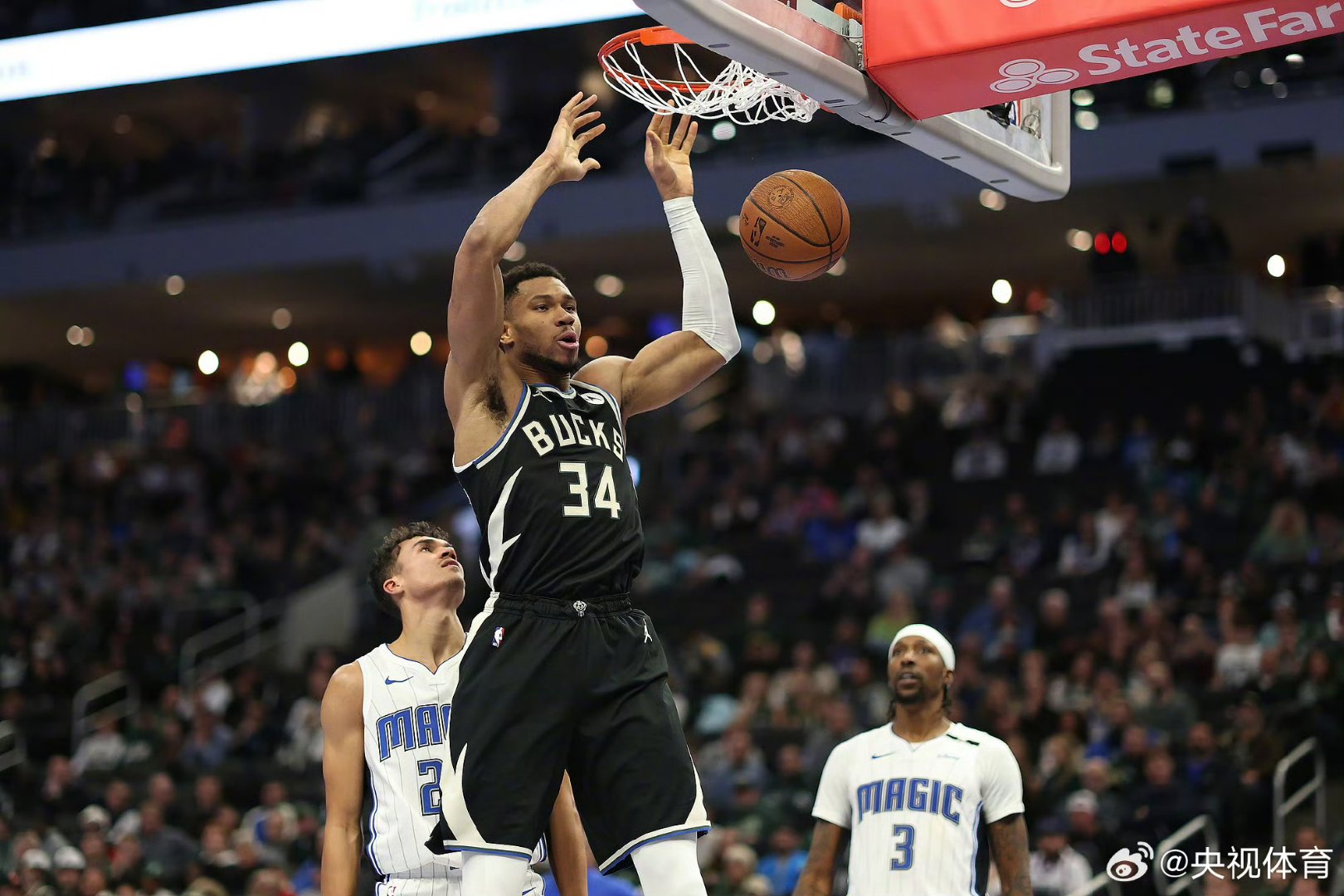 雄鹿主场高光表现,完胜东部对手 雄鹿主场高光表现,完胜东部对手