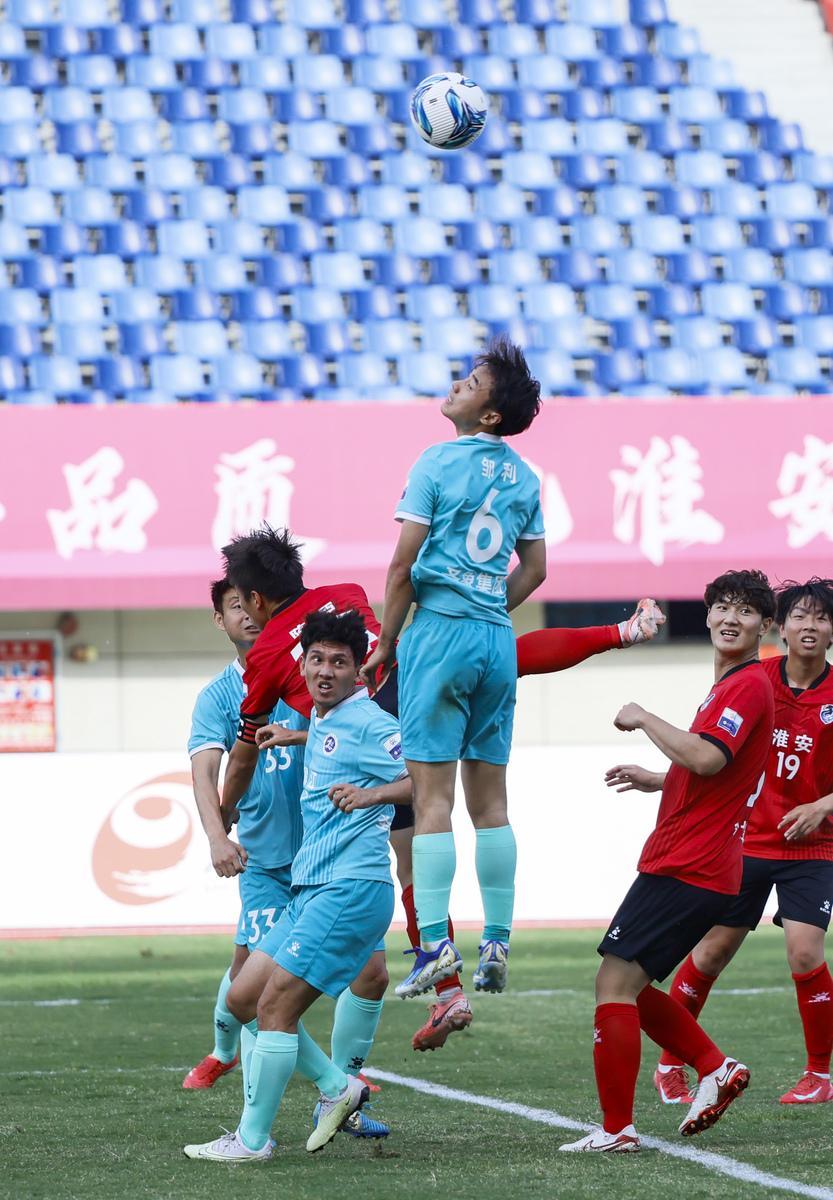 足球赛场上风云突变,球员们肩负重责 足球赛场上风云突变,球员们肩负重责