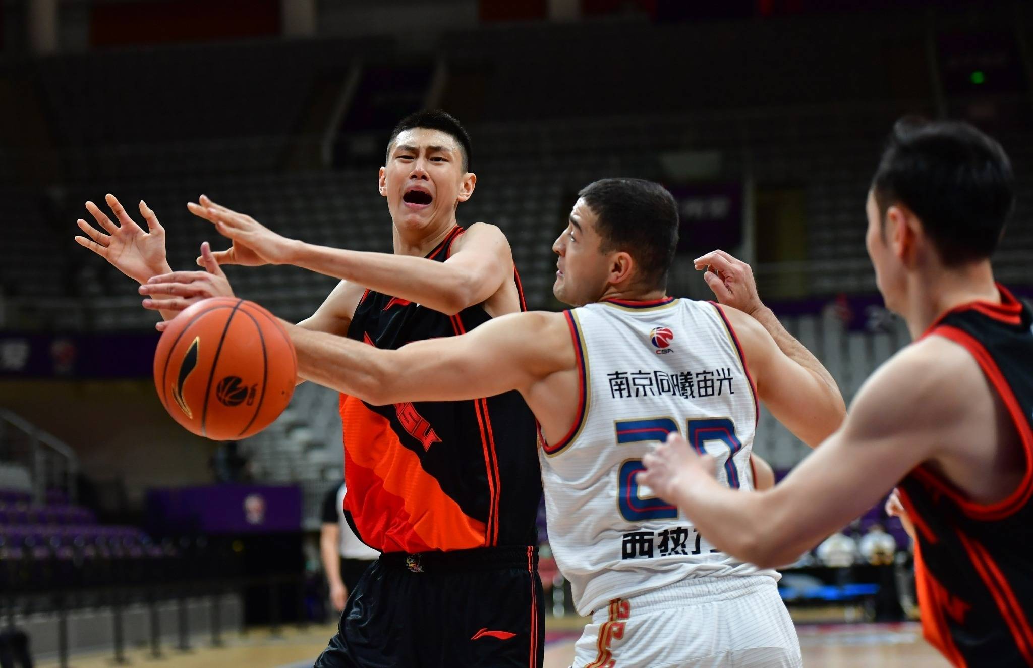 外援大爆发,单场得分破百,助力球队获胜 外援大爆发,单场得分破百,助力球队获胜