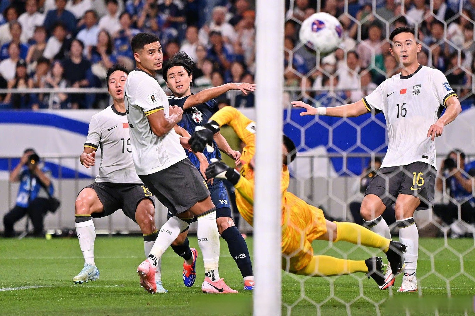 日本联赛的精彩对决吸引了观众 日本联赛的精彩对决吸引了观众