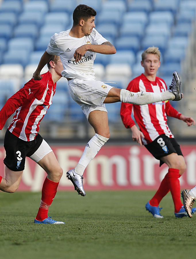 球星们在场上展现出绝对统治力 球星们在场上展现出绝对统治力