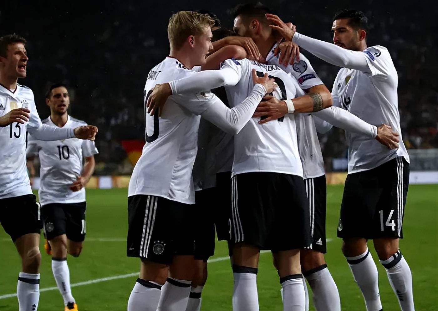 交锋即将打响：双方球队备受球迷期待的简单介绍