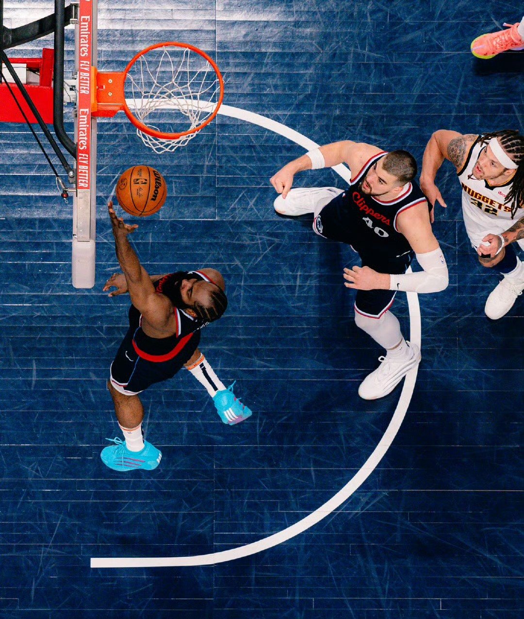 克里夫兰骑士队主场大胜对手登顶东部 克里夫兰骑士队主场大胜对手登顶东部