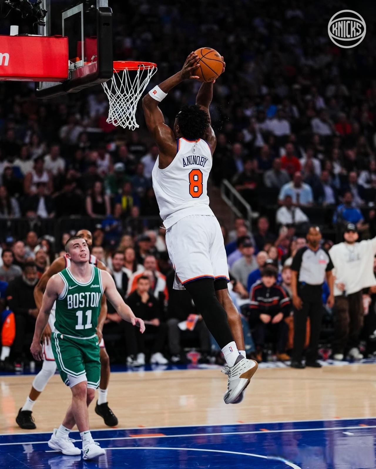 克里夫兰骑士队主场大胜对手登顶东部 克里夫兰骑士队主场大胜对手登顶东部