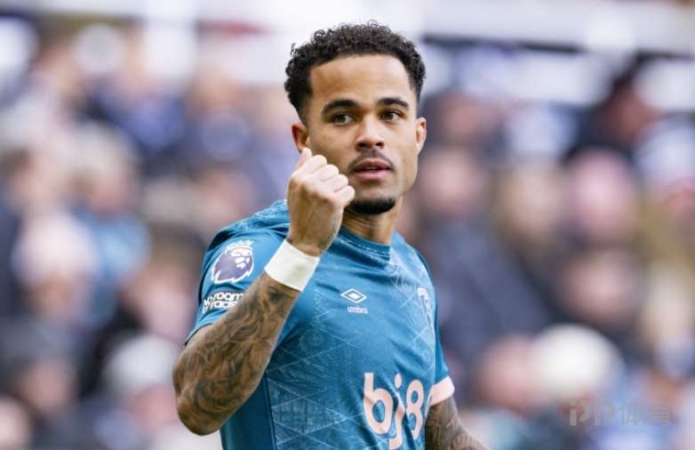 伯恩茅斯前锋奉献完美帽子戏法，助球队逆转的简单介绍