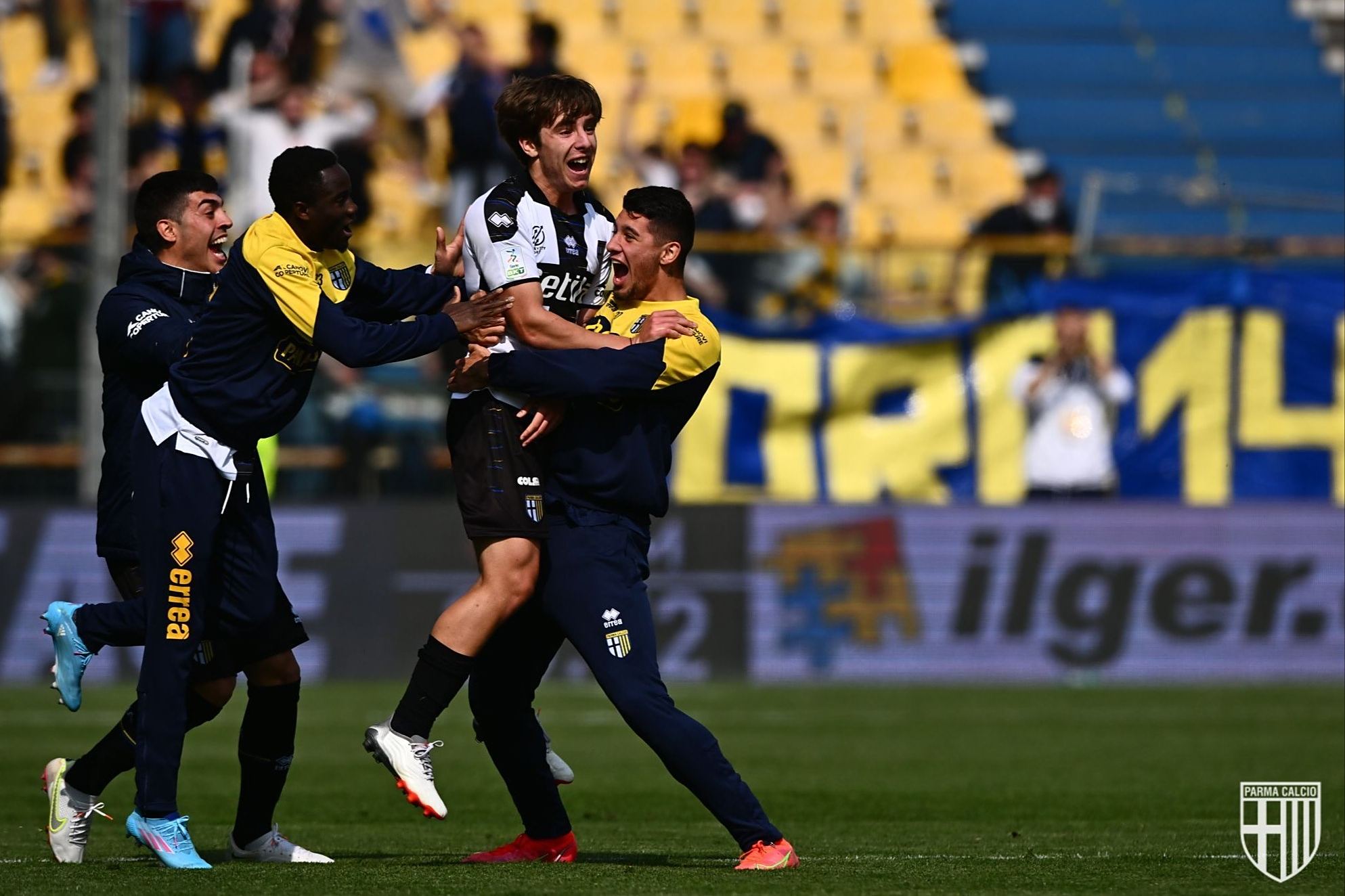 关于意甲比赛燃爆现场，球队实力争夺胜利的信息