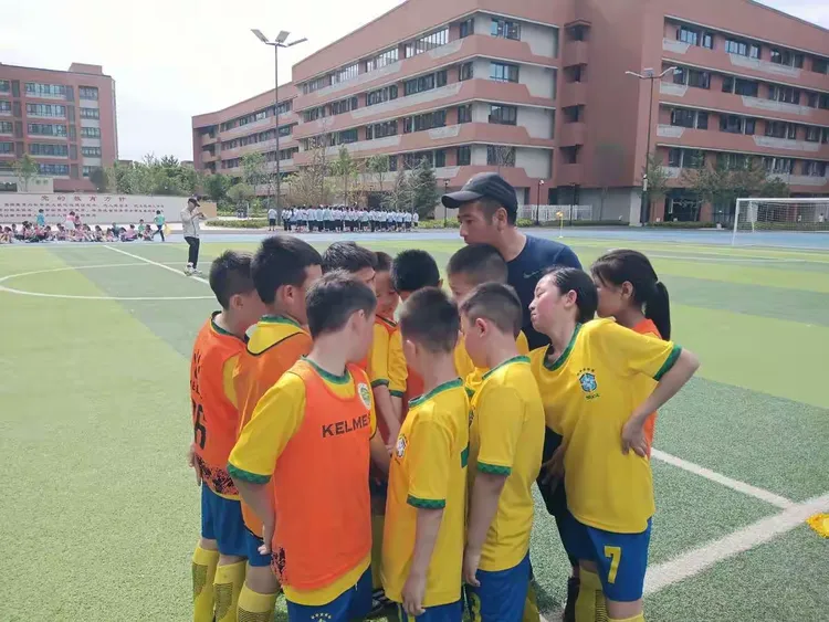 天王之争谁能在绿茵场上一展身手？