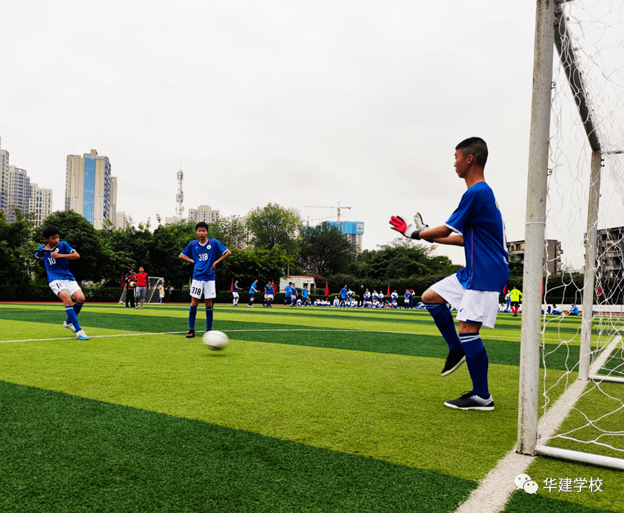 天王之争谁能在绿茵场上一展身手？