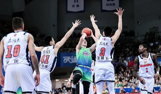 外援爆发，助力球队取得一场胜利的简单介绍